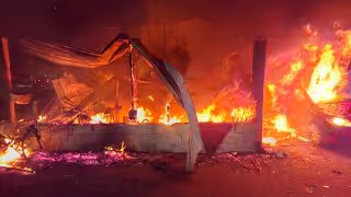Incendio consumió puesto ambulante y dos vehículos en la SM 259 de Cancún