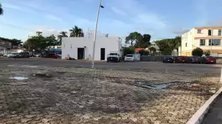 Denuncia ciudadana señala aguas negras en inmediaciones del Congreso del Estado.