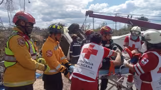 El chofer fue rescatado y trasladado a un hospital