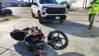 Motociclista lesionado tras choque contra camioneta de la CFE en la colonia Pallas, de Ciudad del Carmen