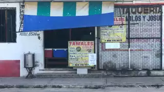 Egresada de la carrera de Recursos Naturales vende tamales por la falta de empleo en su área