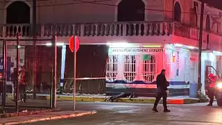 El cuerpo de la víctima quedó tendido sobre la banqueta.