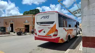 Un conductor de mototaxi de 74 años, Roberto Dzul Yah, resultó gravemente herido tras ser colisionado por una unidad de Transporte ATS.