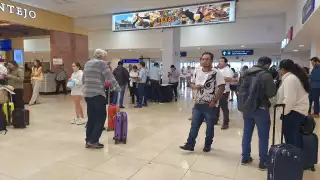 Usuarios mantienen la espera en el aeropuerto de Mérida
