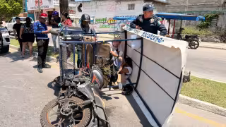 Pasajera lesionada tras volcadura de mototaxi azul con toldo blanco