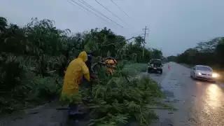 Temen colapso de toldo en iglesia de Calkiní tras nuevo golpe de tormenta