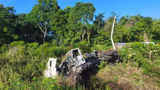 Cierre y demoras en la Mérida-Chetumal tras volcadura de pipa