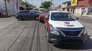 Fuerte choque bloquea vialidad en la colonia Pallas en Ciudad del Carmen