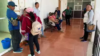 Cocom y vecinos confrontan a edil Pech Uc por recorte de prestaciones