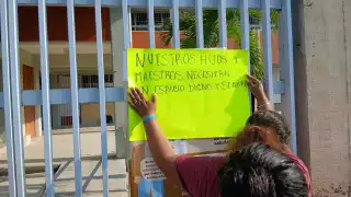 Padres de familia cierran primaria en Escárcega; exigen seguridad en nuevas instalaciones