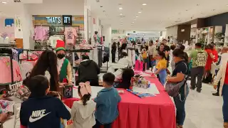 Abarrotan plaza comercial