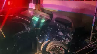 Conductor alcoholizado provoca daños a plantel educativo en Campeche