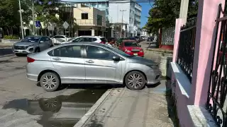Un choque aparatoso entre un Honda City y una Nissan X-Trail dejó cuantiosos daños materiales en el fraccionamiento Miami.