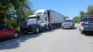 Un tráiler que transitaba por la calle 23 en la colonia Emiliano Zapata enredó cables de Internet, provocando la ruptura de una mufa eléctrica