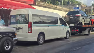 El choque involucró tres vehículos estacionados, entre ellos una unidad del Sindicato de Taxistas Lázaro Cárdenas del Río. No