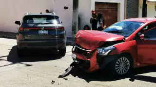 Conductor invade vía preferencial y provoca choque en Ciudad del Carmen; hay una mujer lesionada