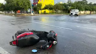 El conductor de la Sprinter no respetó el alto obligatorio y embistió al motoneto.