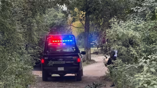Elementos policiacos llegaron al lugar y acordonaron la escena.