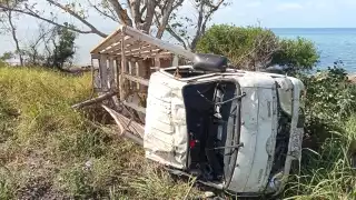 Un camión de redilas volcó en la carretera Champotón-Carmen