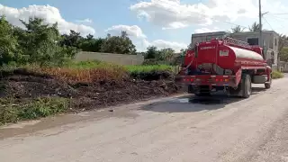 Bomberos controlan incendio cerca de una gasera.