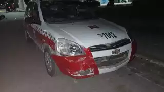 Taxi ignora  alto y arrolla a dos menores en motoneta en Escárcega