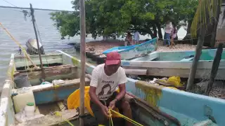 Elías García, de 70 años, alista su lancha con la esperanza de una buena temporada de pulpo.