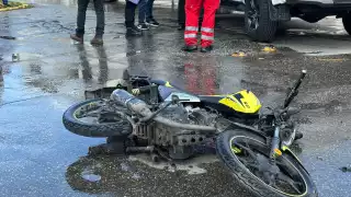 Un motociclista resultó lesionado en un accidente en el barrio de San Francisco, Campeche.