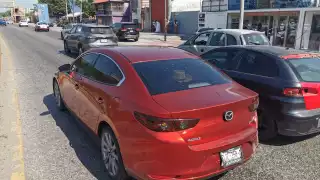Un choque por alcance entre una camioneta Kia y un Mazda causó caos vial en Pedro Sainz de Baranda.