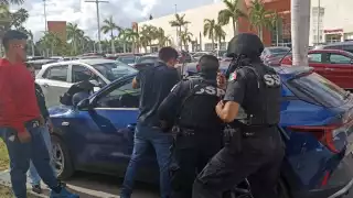 Bebé de un año queda encerrado en un auto en el estacionamiento de una plaza en Mérida
