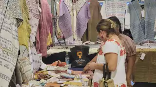 “Traigo el traje de mi comunidad”: Desde San Bartolo Yautepec, Oaxaca, María Vázquez expone el traje de su tierra en “Original Yucatán”