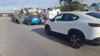 Un accidente de tránsito en la avenida Justo Sierra Méndez dejó solo daños materiales