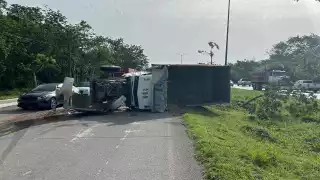 El camión bloquea la circulación de la carretera