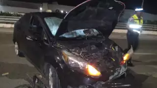 Conductor se estrella contra un muro de contención en la carretera a Baca