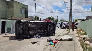 Unidad de transporte se vuelca tras fuerte choque en Cancún
