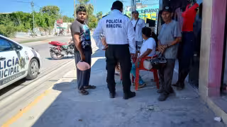 Motocicleta arrolla a par de ancianos.