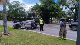 Luego del impacto, la camioneta terminó volcada sobre el bulevar.