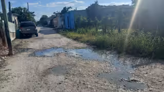 Estudiantes de la Benito Juárez, los más afectados por falta de banquetas en Escárcega