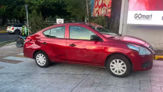 El Versa involucrado en el accidente sufrió daños en la parte lateral trasera.