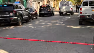 La mujer presentaba sangre en la nariz; su cuerpo fue levantado por agentes de la FGE