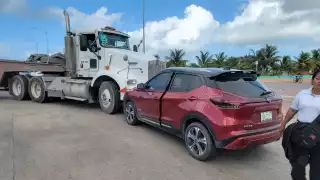Colisión frontal  entre tráiler y camioneta  bloquea calles en Ciudad del Carmen 