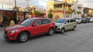 Choque de camionetas en parque central.