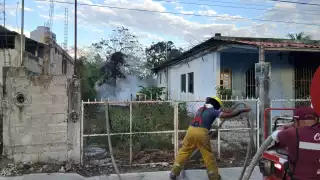 Quema de basura se sale de control y provoca incendio en Escárcega