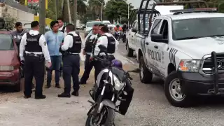Revisión policial descarta arma y asegura motocicleta sin documentos válidos