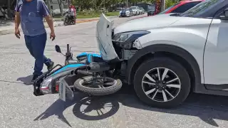 La motocicleta quedó debajo de la carrocería de la camioneta.