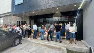 Las filas son enormes tras su apertura