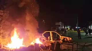 Los inconformes prendieron fuego a un auto viejo y neumáticos.