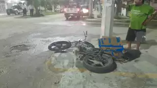 Un menor en una motocicleta Italika negra, sin placa, salvó su vida tras derrapar y casi chocar contra un poste de concreto.