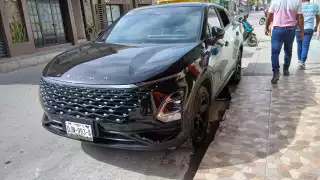 Camionetas dañadas durante la madrugada frente a un domicilio del Centro