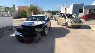 Imprudente taxista se pasa el alto y genera choque en Campeche