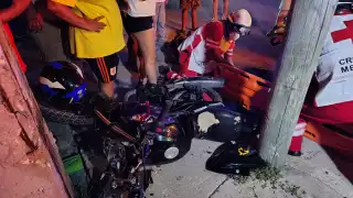 El motociclista tuvo que ser trasladado a un hospital.